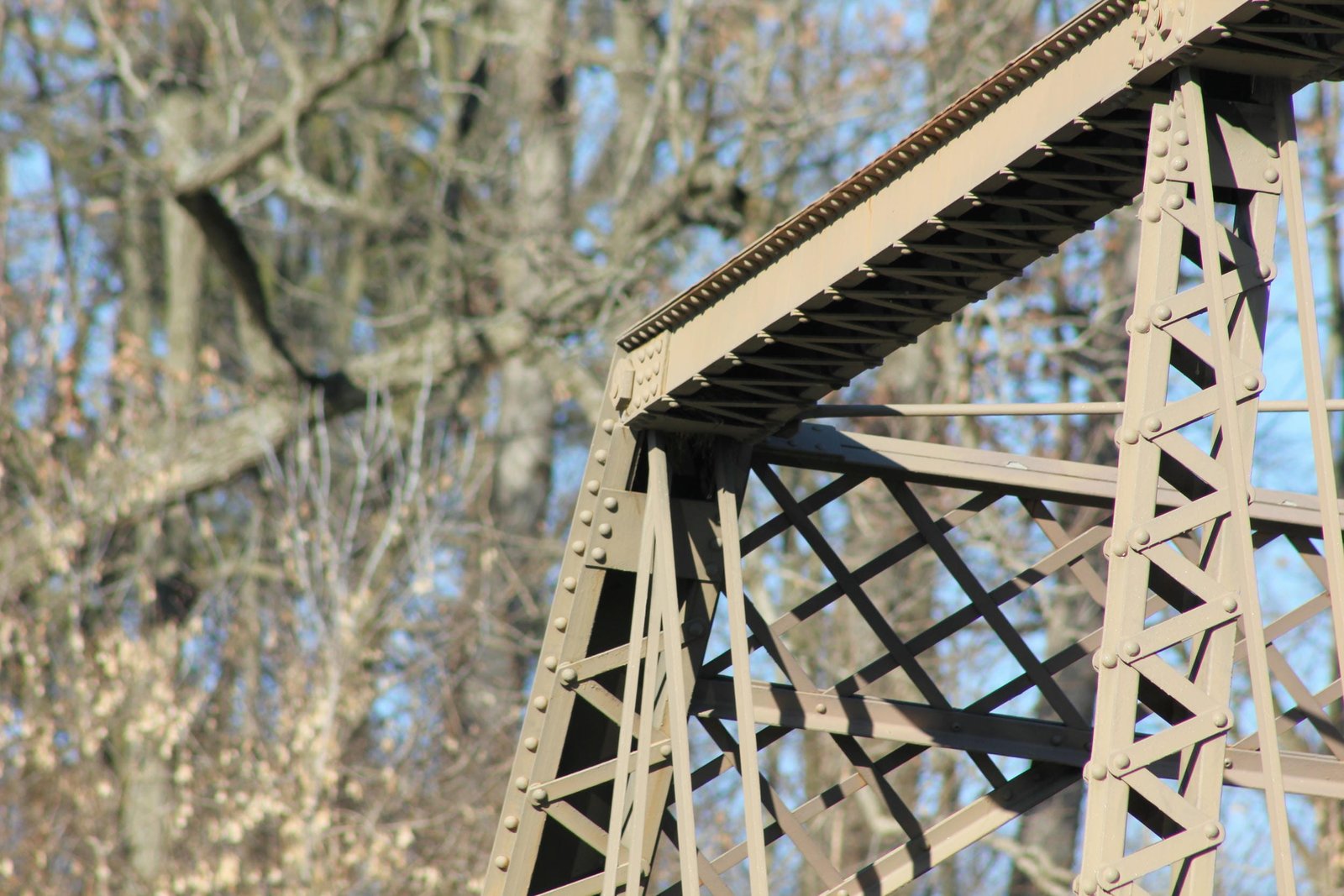 Upper angle connection, through truss span
